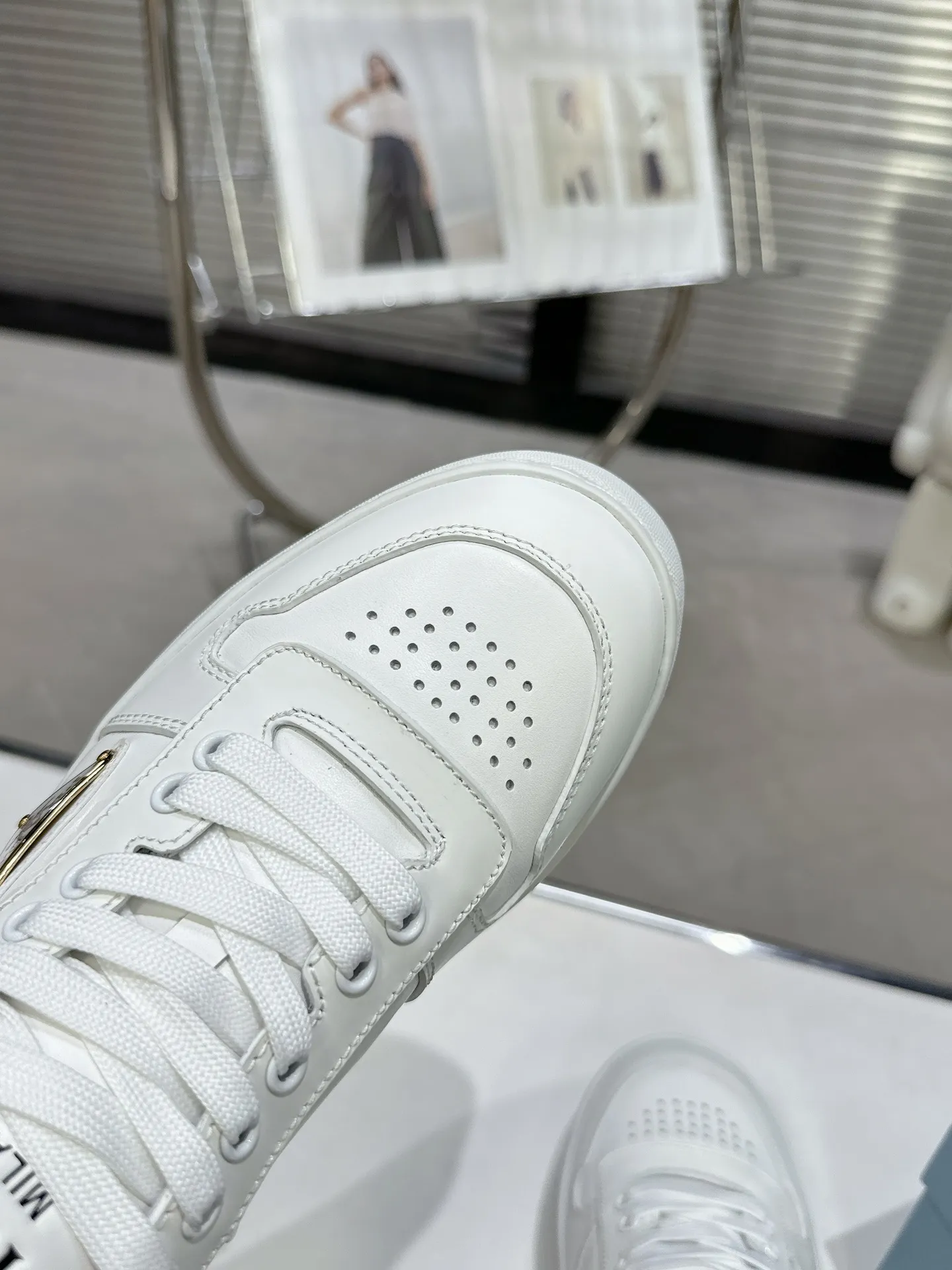 👟👟Ex-factory price 520👟👟 Prada Latest Downtown Bold series Thick-soled Platform Shoes Triangle Logo Casual Sports Shoes White Shoes Original purchase, development and production Downtown Bold sneakers are inspired by the basketball shoes of the 1980s, with sporty design and exquisite details. Crafted from perforated leather, the statement platform sole provides a unique, modern style. The Prada logo is interpreted from different angles, decorated with the iconic enamel-coated triangular metal logo, highlighting the unique classic style. Exquisite packaging at the delivery counter🛍📦 ▪️Fabric: Original custom imported first-layer cowhide ▪️Inner lining: Original imported soft sheepskin ▪️Outsole: Original molded ultra-light foam material ▪️Sole thickness: 4.5CM ▪️Size: Women's 35-40